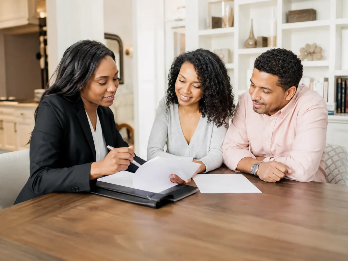 Professional notary signing agent meeting with clients in Dallas Fort Worth